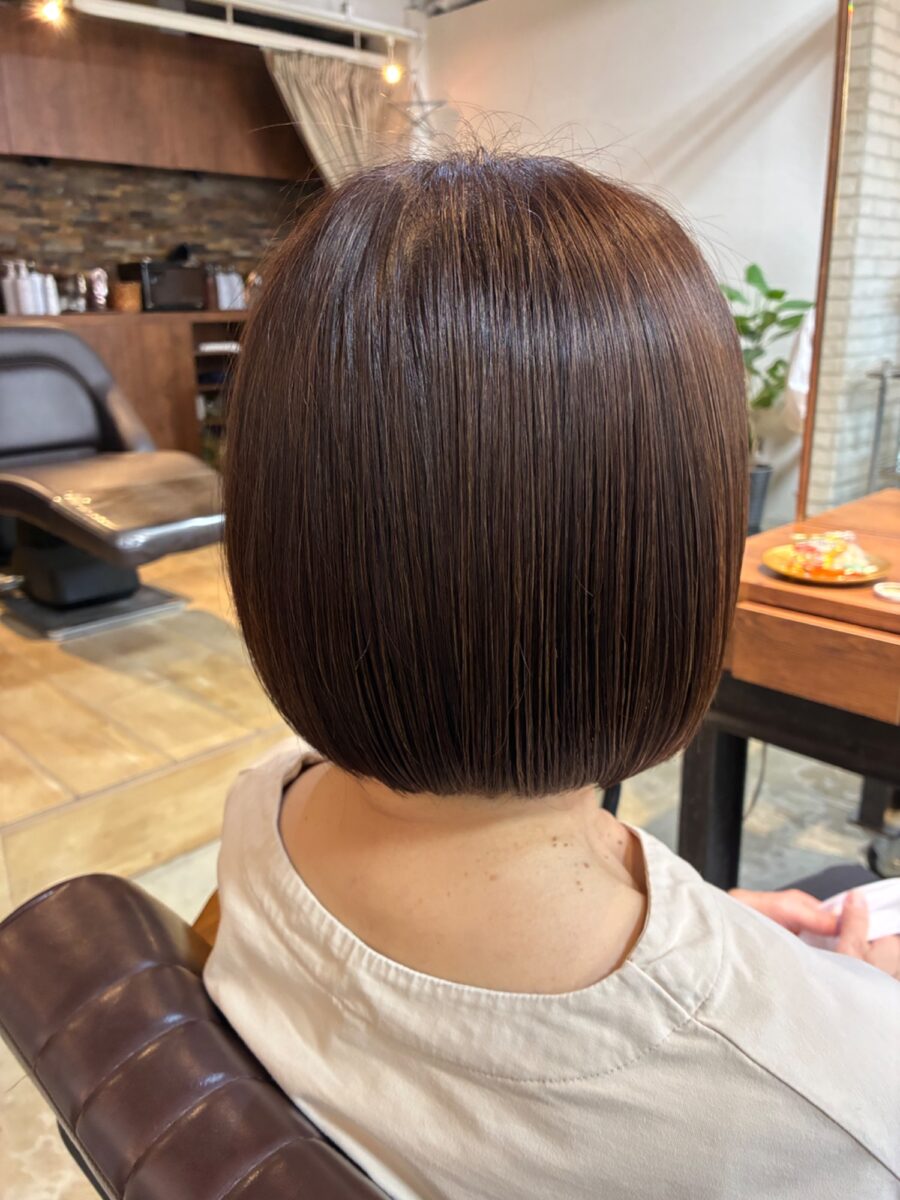 川越美容院RELEDENのレイヤーなし重めぱっつんボブ・艶のある後ろ姿